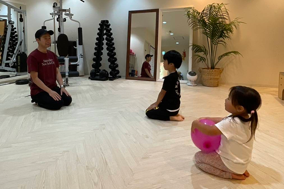 講師と向き合ってやりとりする子どもたち
